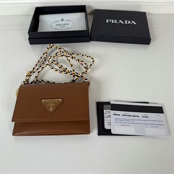 商品細詳を見る:プラダ PRADA 025-PD1MR046ZS 2026年新作 コインケース フラップ短財布 チェーン付き ショートウォレット