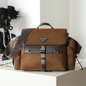 商品細詳を見る:プラダ PRADA 025-PD2VD081SK 2026年新作 メッセンジャーバッグ フラップバッグ ショルダーバッグ メンズ