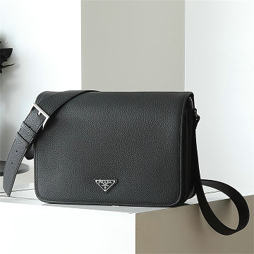 商品細詳を見る:プラダ PRADA 025-PD2VD074BK 2026年新作 メッセンジャーバッグ フラップバッグ ショルダーバッグ メンズ