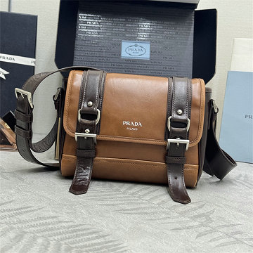 商品名称：プラダ PRADA 025-PD2VD078ZS 2026年新作 メッセンジャーバッグ フラップバッグ ショルダーバッグ メンズ