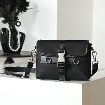 商品細詳を見る:プラダ PRADA 025-PD2ZT071BK 2026年新作 ミニ 携帯ケース フラップバッグ ショルダーバッグ メンズ ナイロン