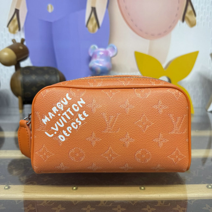 商品細詳を見る:ルイヴィトン LOUISVUITTON 2026年新作 ミニ ドップ キット 手持ちかばん 洗面具収納 ポーチ 旅行かばん モノグラム ヘリテージ キャンバス