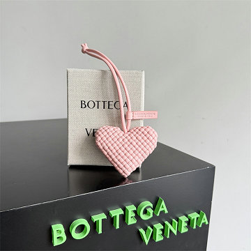 商品名称：ボッテガヴェネタ BOTTEGAVENETA 025-BOV844701FH  2025年新作 ハート バッグチャーム キーホルダー レザー
