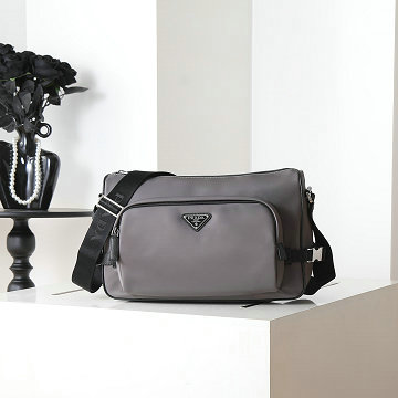 商品名称：プラダ PRADA 2025年新作 ラージ Re-Nylon サフィアーノレザー ショルダーバッグ メンズ