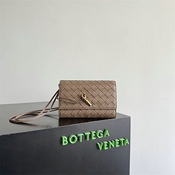 商品名称：ボッテガヴェネタ BOTTEGAVENETA 99-BOV836940GZ  2026年新作 アンディアーモ ストラップ ポーチ ショルダーバッグ
