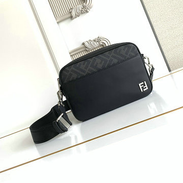 商品名称：フェンディ FENDI 99-FD7M0286PBK 2026年新作 スクエア FF カメラケース ショルダーバッグ メンズ