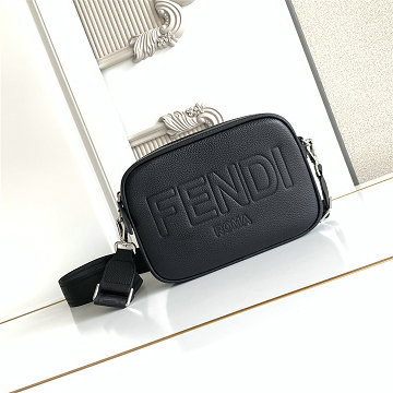 商品細詳を見る:フェンディ FENDI 99-FD7M0286QBK  2026年新作 スクエア FF カメラケース ショルダーバッグ メンズ