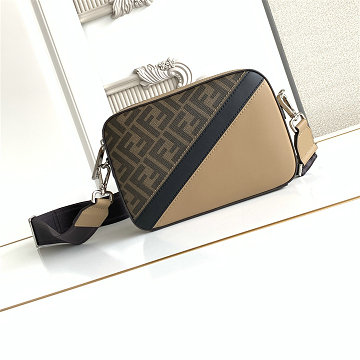 商品細詳を見る:フェンディ FENDI 99-FD7M0287PXS 2026年新作 スクエア FF カメラケース ショルダーバッグ メンズ