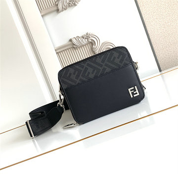 フェンディ FENDI 99-FD7M0357PBK 2026年新作 スクエア FF カメラケース ショルダーバッグ メンズ