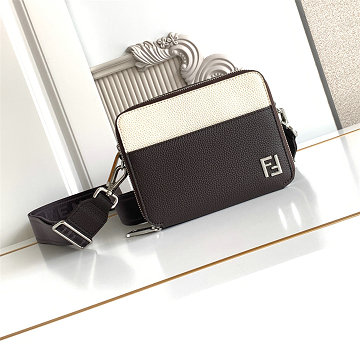 商品名称：フェンディ FENDI 99-FD7M0357PKB 2026年新作 スクエア FF カメラケース ショルダーバッグ メンズ