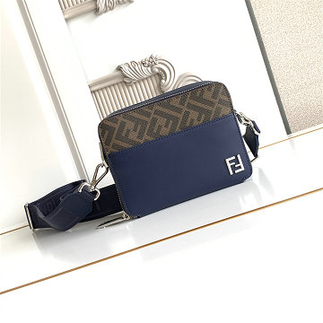 商品細詳を見る:フェンディ FENDI 99-FD7M0357PSL 2026年新作 スクエア FF カメラケース ショルダーバッグ メンズ