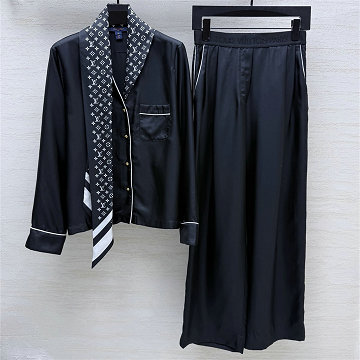 商品細詳を見る:ルイヴィトン LOUISVUITTON XG-TZLV26004 2026年新作 モノグラムスカーフ パジャマトップ セットパップ 長袖 シャツ ブラウス シルク