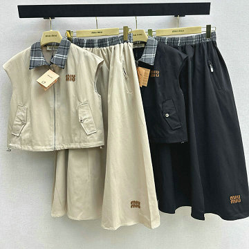 商品細詳を見る:ミュウミュウ MIUMIU XG-TZMM26002 2026年新作 上下 セットパップ タートル ベストジャケット ミディアム スカート レディース