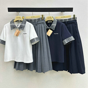 商品名称：ミュウミュウ MIUMIU XG-TZMM26003 2026年新作 上下 セットパップ ショートスリーブ ポロシャツ ミディアムスカート レディース