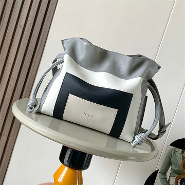 商品細詳を見る:ロエベ LOEWE 99-LE9102PHS 2026年新作 フラメンコ ショルダーバッグ ドローストリングバッグ レディース レザー