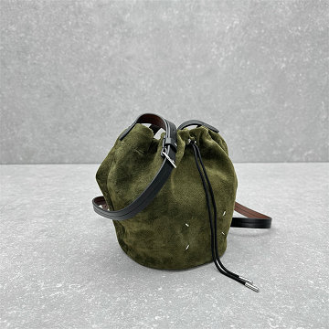 商品名称：メゾンマルジェラ Maison Margiela 99-MAM3381RJG 2026年新作 スモール バケットバッグ ドローストリング ショルダーバッグ レザー