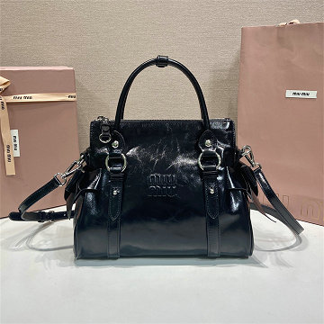 商品細詳を見る:ミュウミュウ MIUMIU 99-MM5BA327BK2026年新作 トップハンドルバッグ トートバッグ ハンドバッグ 光沢感のあるレザー