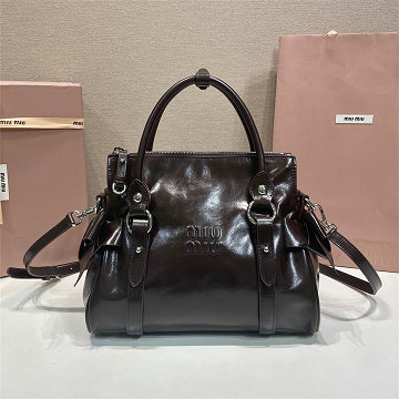 商品細詳を見る:ミュウミュウ MIUMIU 99-MM5BA327KF 2026年新作 トップハンドルバッグ トートバッグ ハンドバッグ 光沢感のあるレザー