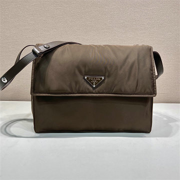 商品細詳を見る:プラダ PRADA 99-PD1BD256KF 2026年新作 メッセンジャーバッグ 斜め掛け ショルダーバッグ メンズかばん ナイロン