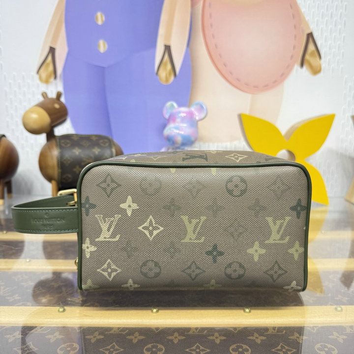 商品細詳を見る:ルイヴィトン LOUISVUITTON 2026年新作 M26963 ドップ キット 手持ちかばん 洗面具収納 ポーチ 旅行かばん モノグラム サープラス キャンバス