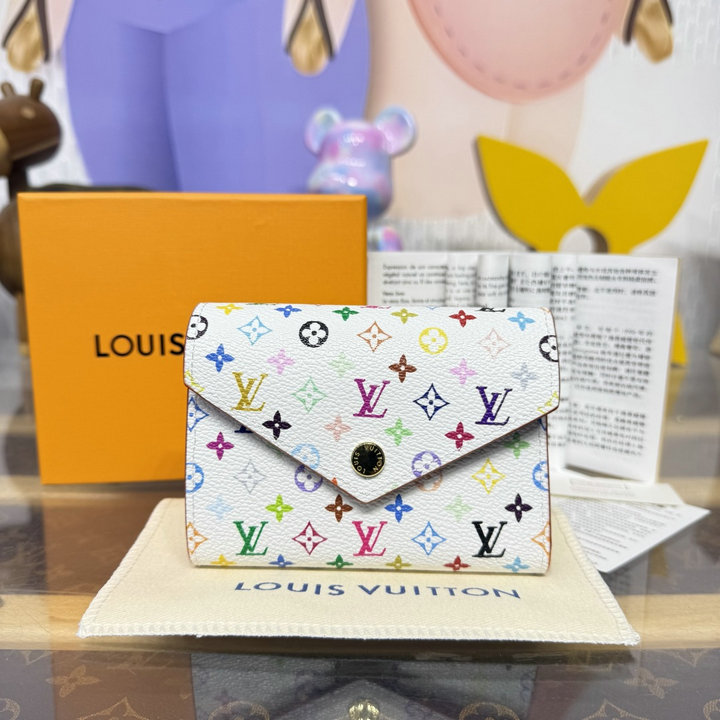商品細詳を見る:ルイヴィトン LOUISVUITTON 2026年新作 LV x TM ポルトフォイユ ヴィクトリーヌ 三つ折り短財布 カード入れ モノグラム マルチカラー キャンバス