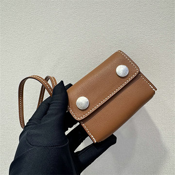 商品細詳を見る:エルメス HERMES 063-H0870SFYZS 2026年新作 カードケース エルメスナップ 名刺れ ストラップ付き