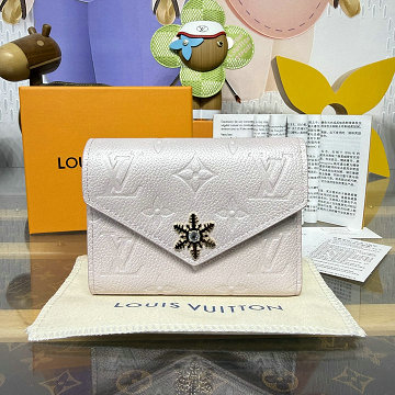 商品細詳を見る:ルイヴィトン LOUISVUITTON 2026年新作 M26522 ポルトフォイユ ヴィクトリーヌ 三つ折り短財布 ショートウォレット モノグラムアンプラント レザー