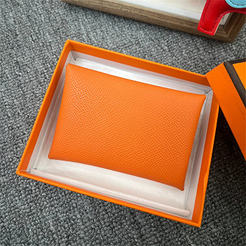 商品細詳を見る:エルメス HERMES 063-HK26002CS 2026年新作 カルヴィ カードケース 名刺入れ カードホルダー 二つ折り コンパクト 小銭入れ ヴォーエプソン