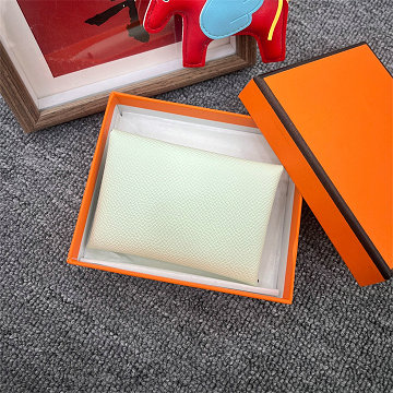 商品細詳を見る:エルメス HERMES 063-HK26002QG 2026年新作 カルヴィ カードケース 名刺入れ カードホルダー 二つ折り コンパクト 小銭入れ ヴォーエプソン