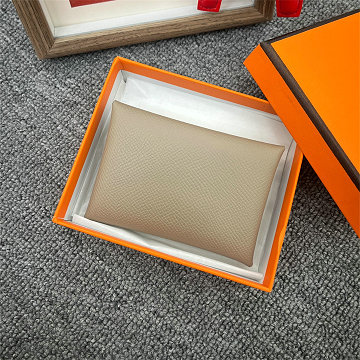 商品細詳を見る:エルメス HERMES 063-HK26002QH 2026年新作 カルヴィ カードケース 名刺入れ カードホルダー 二つ折り コンパクト 小銭入れ ヴォーエプソン