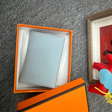 商品細詳を見る:エルメス HERMES 063-HK26002QL 2026年新作 カルヴィ カードケース 名刺入れ カードホルダー 二つ折り コンパクト 小銭入れ ヴォーエプソン