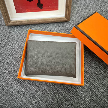 商品細詳を見る:エルメス HERMES 063-HK26002XH 2026年新作 カルヴィ カードケース 名刺入れ カードホルダー 二つ折り コンパクト 小銭入れ ヴォーエプソン