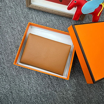 商品細詳を見る:エルメス HERMES 063-HK26002ZS 2026年新作 カルヴィ カードケース 名刺入れ カードホルダー 二つ折り コンパクト 小銭入れ ヴォーエプソン