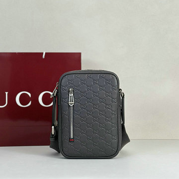 商品名称：グッチ GUCCI GH-GG850238PBK 2026年新作 GGエンブレム ショルダーバッグ メンズ レザー 高質感