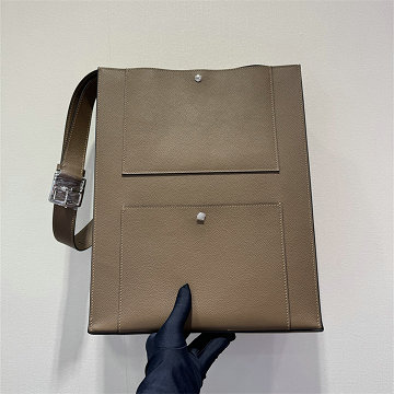 商品細詳を見る:エルメス HERMES 063-HCH28EVYKF 2026年新作 カバッシュ ショルダーバッグ メンズ ヴォー エヴァーカラー
