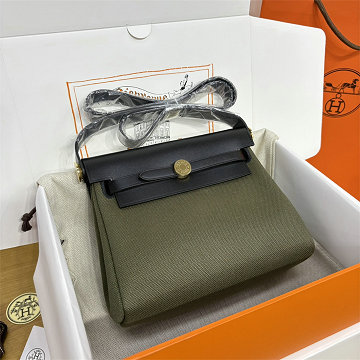 商品細詳を見る:エルメス HERMES 063-HER20BPJGK 2026年新作 エールバッグジップ20 ミニ ショルダーバッグ トワルアッシュ ヴァッシュパンター