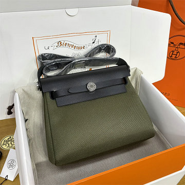 商品細詳を見る:エルメス HERMES 063-HER20BPYGK 2026年新作 エールバッグジップ20 ミニ ショルダーバッグ トワルアッシュ ヴァッシュパンター