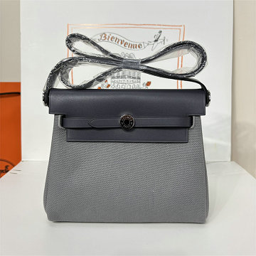 商品細詳を見る:エルメス HERMES 063-HER20BPYHH 2026年新作 エールバッグジップ20 ミニ ショルダーバッグ トワルアッシュ ヴァッシュパンター