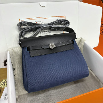 商品細詳を見る:エルメス HERMES 063-HER20BPYLK 2026年新作 エールバッグジップ20 ミニ ショルダーバッグ トワルアッシュ ヴァッシュパンター