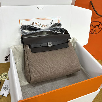 商品細詳を見る:エルメス HERMES 063-HER20BPYWK 2026年新作 エールバッグジップ20 ミニ ショルダーバッグ トワルアッシュ ヴァッシュパンター