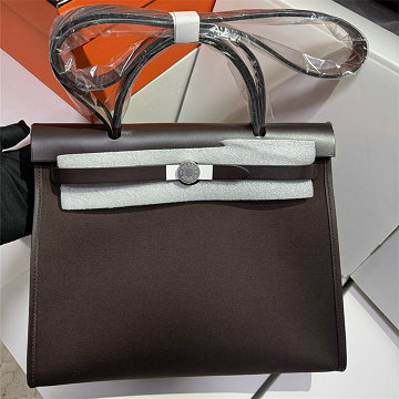 商品細詳を見る:エルメス HERMES 063-HER31BEYWM 2026年新作 エールバッグジップ31 ミディアム ショルダーバッグ トワルアッシュ ヴァッシュパンター