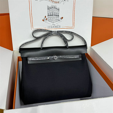 商品細詳を見る:エルメス HERMES 063-HER39BQYBK 2026年新作 エールバッグジップ39 ラージ ショルダーバッグ トワルアッシュ ヴァッシュパンター