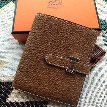 商品細詳を見る:エルメス HERMES 063-HES20003TGJZ 2026年新作 ベアン コンパクト 二つ折り短財布 ショートウォレット 札入れ 小銭入れ カードケース togo皮