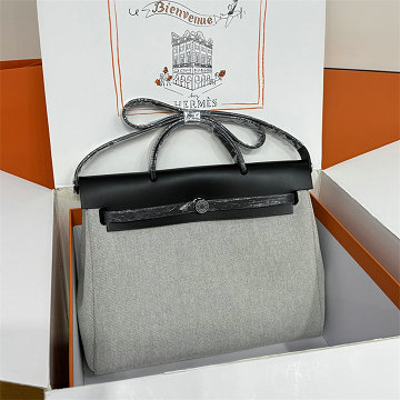 商品細詳を見る:エルメス HERMES 063-HER39BPYBK 2026年新作 エールバッグジップ39 ラージ ショルダーバッグ トワルアッシュ ヴァッシュパンター
