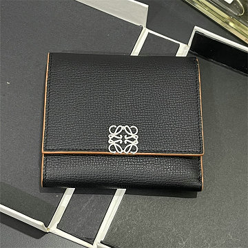 商品細詳を見る:ロエベ LOEWE 99-LE3729BK 2026年 アナグラム コンパクト フラップウォレット カード入れ レザー