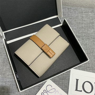 商品細詳を見る:ロエベ LOEWE 99-LE3785PMZ 2026年 バーティカル ウォレット スモール 三つ折り 短財布