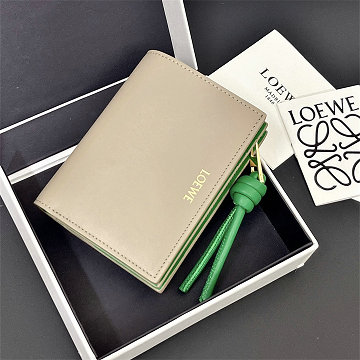 商品細詳を見る:ロエベ LOEWE 99-LE3825PHG 2026年 ノット コンパクト ウォレット 二つ折り 短財布 小銭入れ レザー