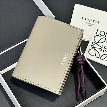 商品細詳を見る:ロエベ LOEWE 99-LE3825PHZ 2026年 ノット コンパクト ウォレット 二つ折り 短財布 小銭入れ レザー