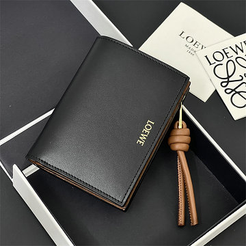 商品細詳を見る:ロエベ LOEWE 99-LE3825PKZ 2026年 ノット コンパクト ウォレット 二つ折り 短財布 小銭入れ レザー
