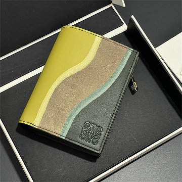 商品名称：ロエベ LOEWE 99-LE3826PYG  2026年 Landscape コンパクトウォレット 二つ折り 短財布 小銭入れ レザー
